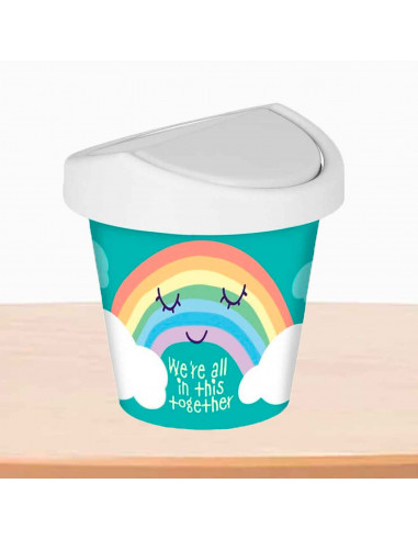 Mini papelera verde redonda con tapa giratoria de plástico con diseño de arcoiris. Oficina, escritorio, estudio. 17 x 16 cm